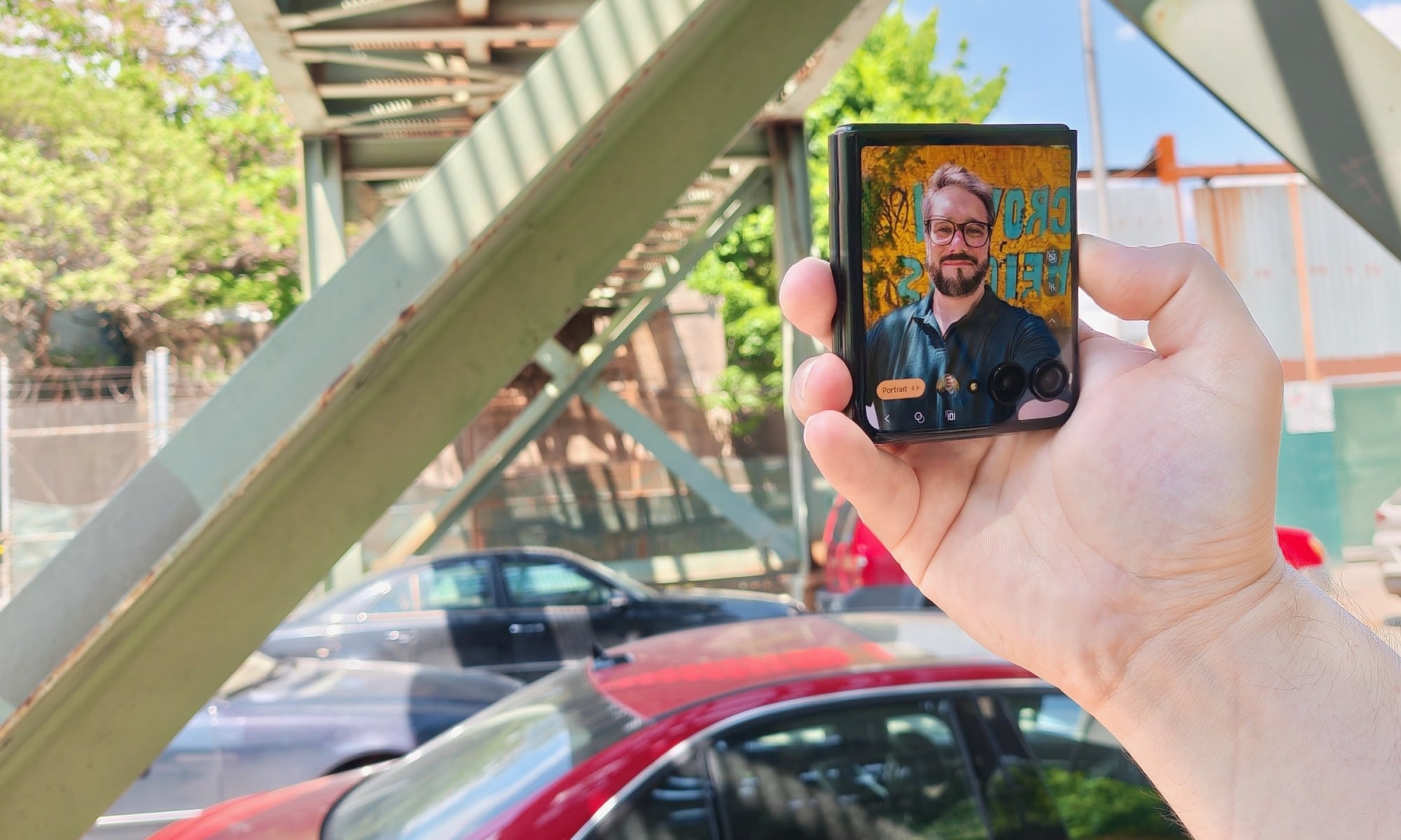 taking a selfie with the external display on the motorola razr ultra
