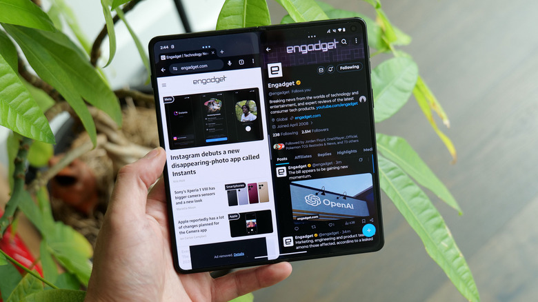 Split screen mode using the Motorola Razr Fold