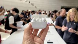 man's hand holding airpods pro case